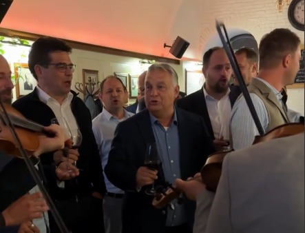 Orban, versuri controvesate cu lăutari la Cluj: „Nu plecăm de aici / Dacă gazdei nu-i place / Să-și ia cortul, dar noi rămânem aici”