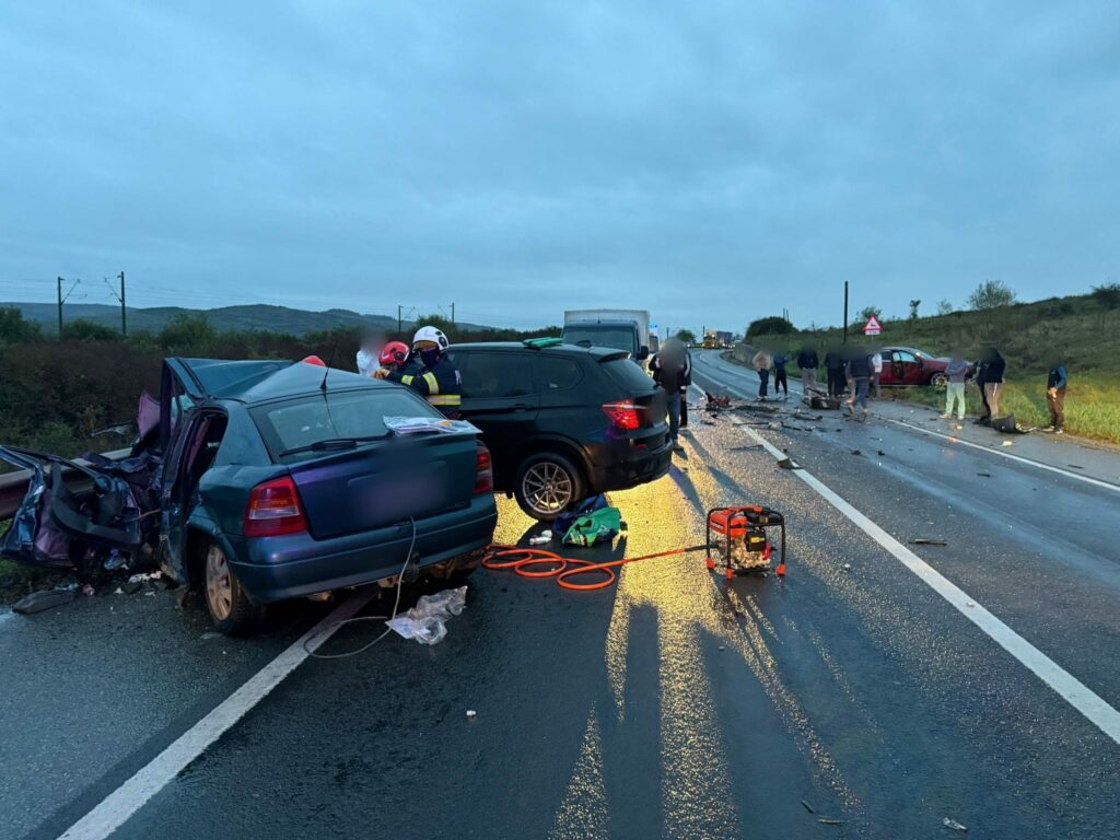 Cluj: Șase victime încarcerate în urma unui accident între trei mașini