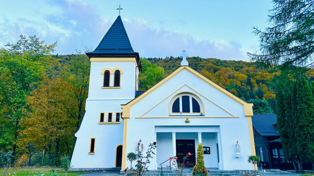 Biserica Romano-Catolică din Sinaia s-a redeschis. Când poate fi vizitat refugiul spiritual din inima Carpaților