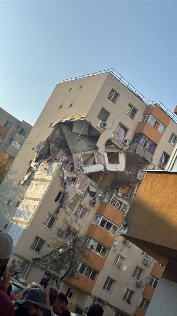 Explozie puternică într-un bloc din Sectorul 5 al Capitalei. A fost activat planul roșu de intervenție