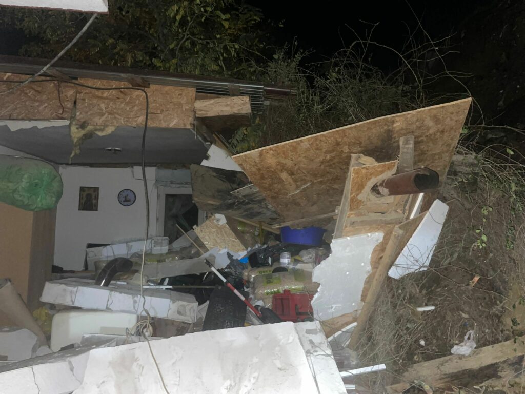 Tulcea: Șase persoane, între care un bebeluș, evacuate: Un mal de pământ s-a prăbușit peste o casă