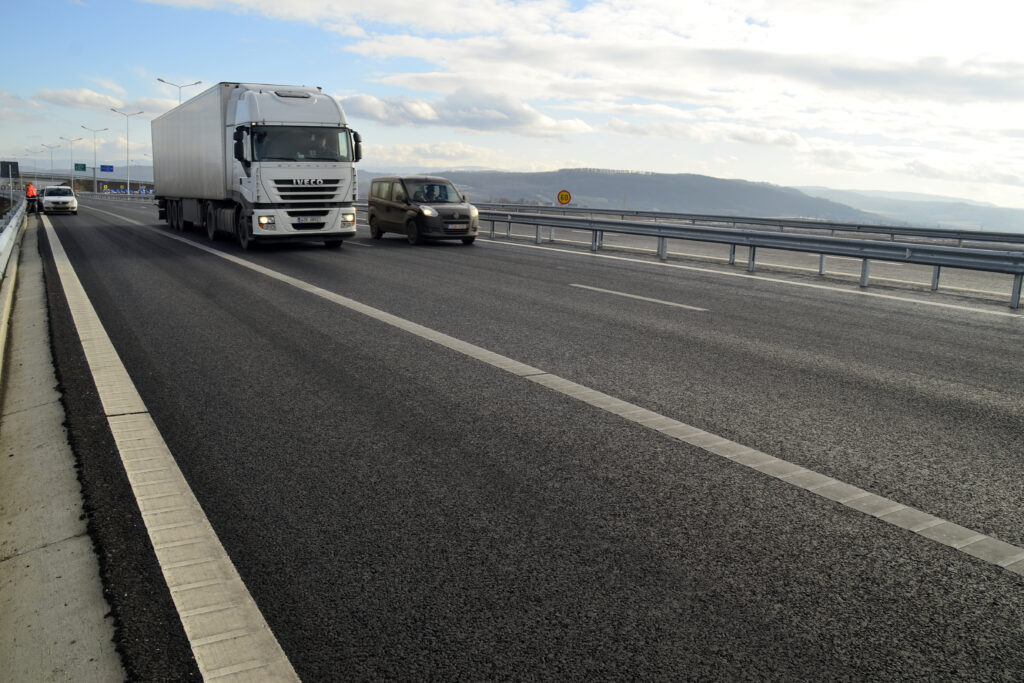 Lotul Suplacu de Barcău – Chiribiș din Autostrada Transilvania a trecut de jumătate din execuție. Tronsonul de autostradă fusese preluat de Erbașu de americanii de la Bechtel