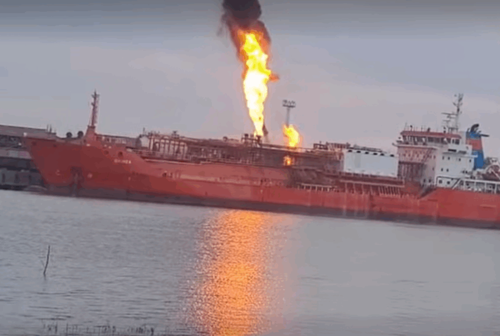 O explozie a navei cu GPL de pe Dunăre ar putea produce o enegie cât o bombă nucleară