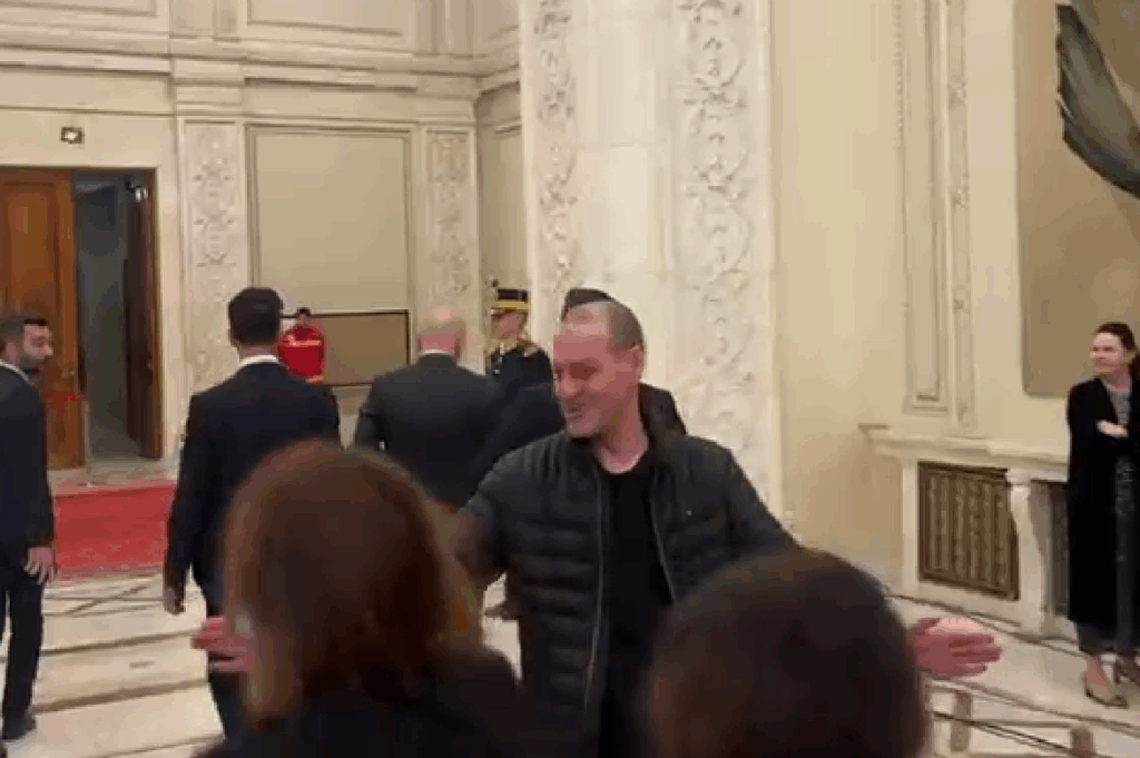 Premierul Ilie Bolojan, protejat agresiv de ofițerul de presă pe holurile Parlamentului. Jurnaliști blocați și împinși