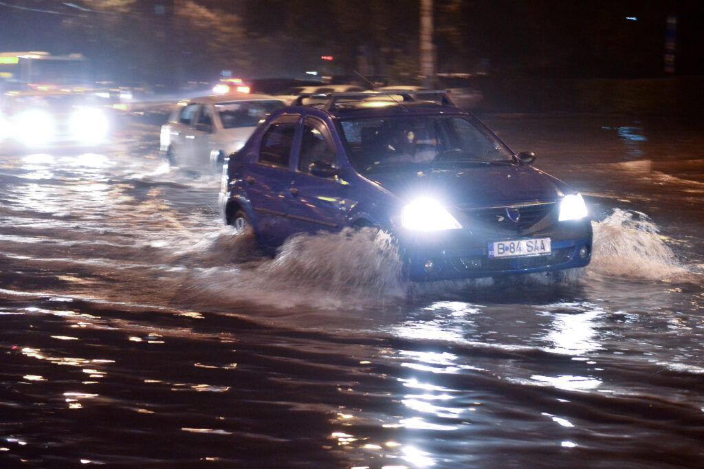 Capitala, sub apă trei zile. Prognoză meteo București: temperaturi sub 10 grade