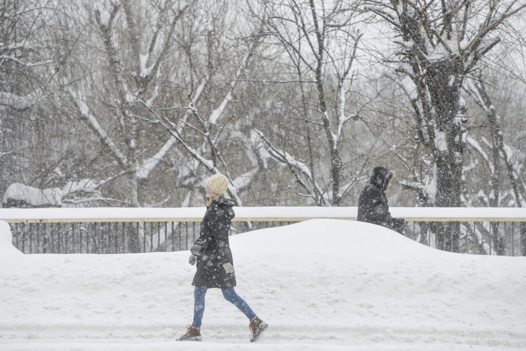 Crăciun sub imperiul zăpezii și al frigului în București