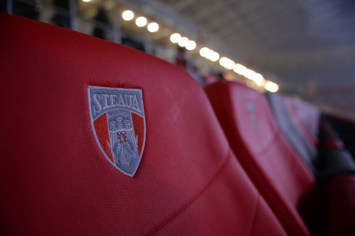 Sute de materiale pirotehnice descoperite în stadion