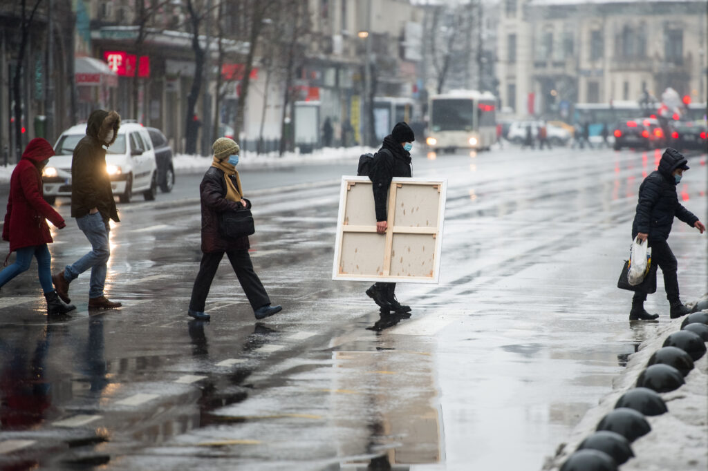 Vreme extremă până duminică: Ploi abundente, lapoviță, ninsori și răcire bruscă a vremii