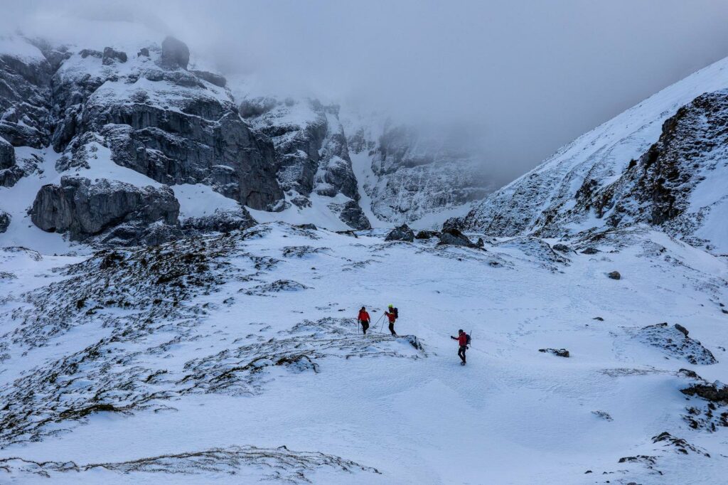 Tânărul dispărut în Bucegi duminică seara nu a fost încă găsit. Căutări extinse cu Black Hawk, drone și echipe Salvamont