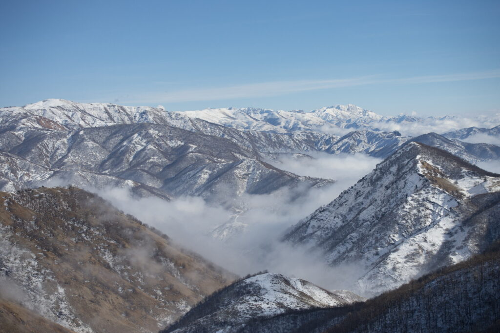 Fenomen rar. E mai cald la munte ca la București, Craiova sau Ploiești. Ce este inversiunea termică care afectează azi România