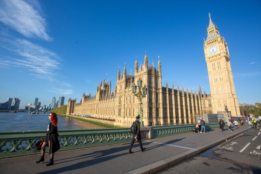 Parlamentul britanic avertizează că apărarea Regatului Unit depindea prea mult de Statele Unite