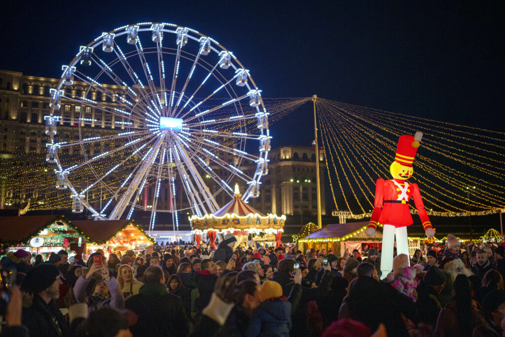 Bucureștiul intră în magia sărbătorilor: trei târguri de Crăciun și cel mai mare brad ecologic