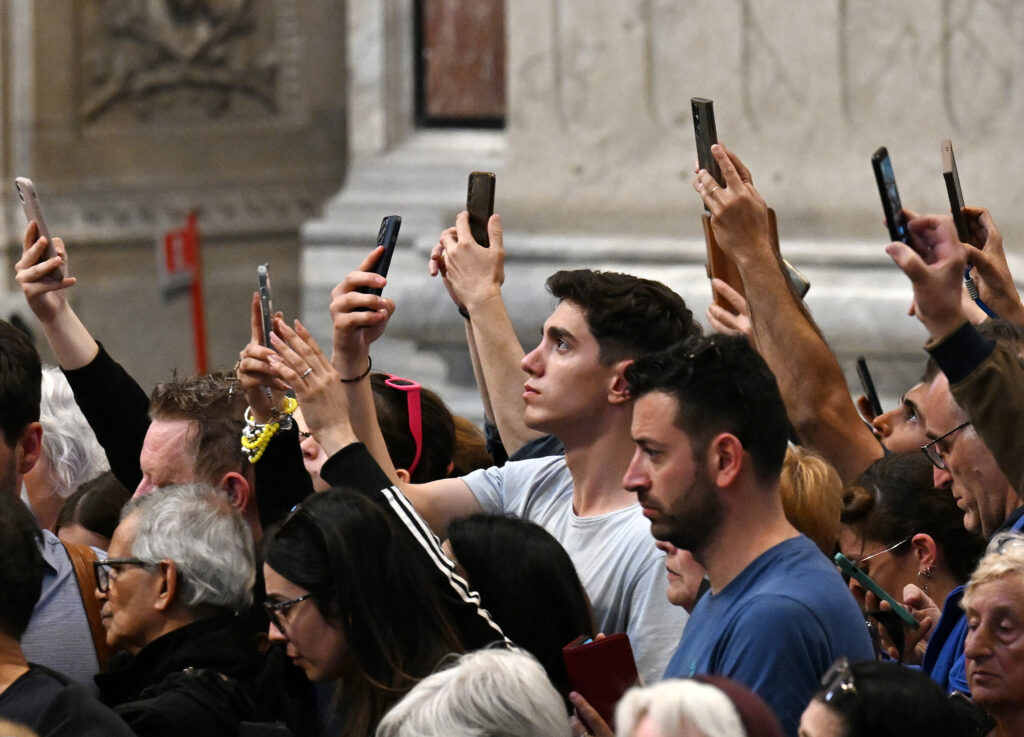 Cum pot fi afectate opiniile politice de algoritmii rețelelor sociale