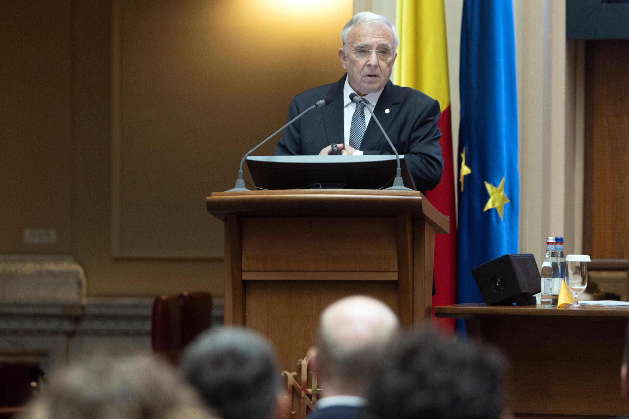 Poate evita România o recesiune? Isărescu răspunde
