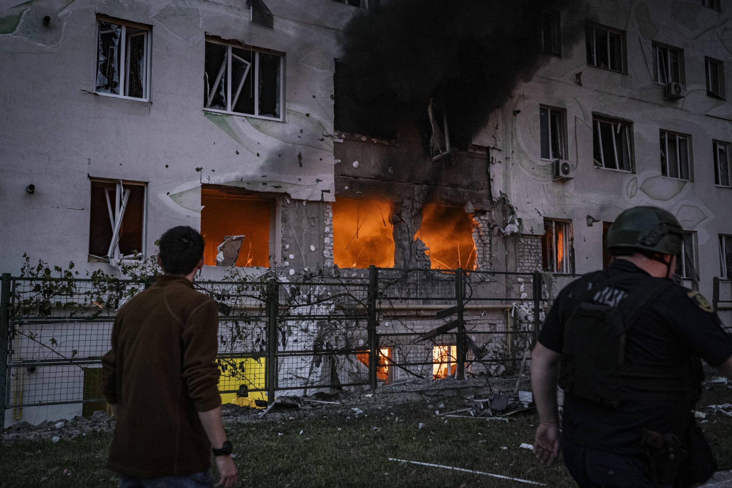 Poza pentru articolul Ziua de 9 martie, declarată doliu în Harkov după atacul cu rachete asupra unui bloc de locuințe