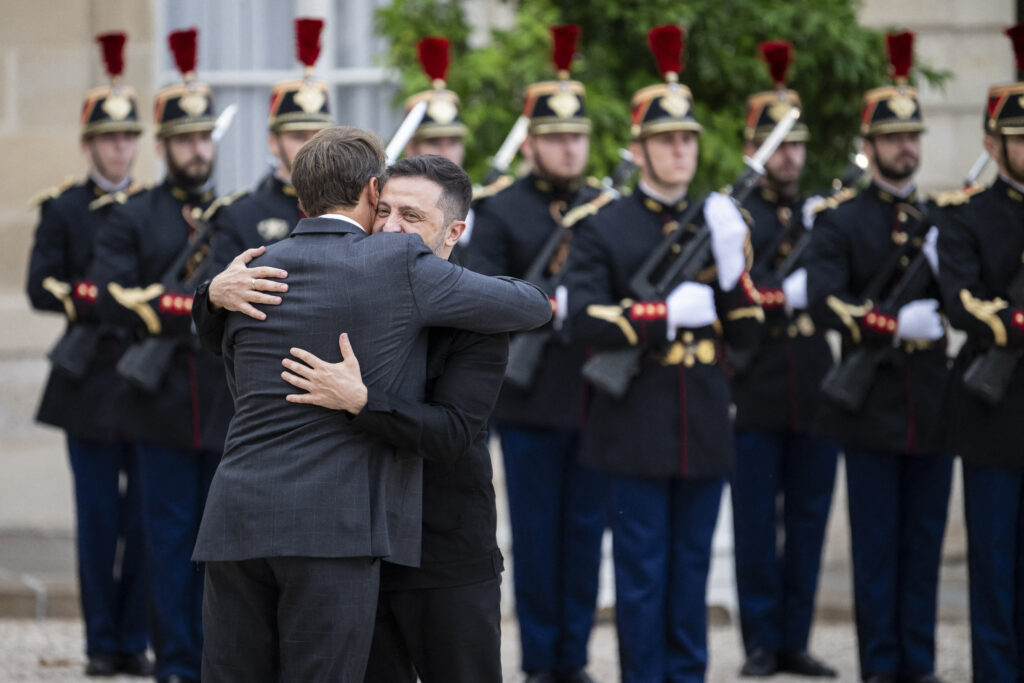 Președintele Macron îl primește pe Zelenski la Paris pentru a consolida sprijinul Franței pentru Ucraina