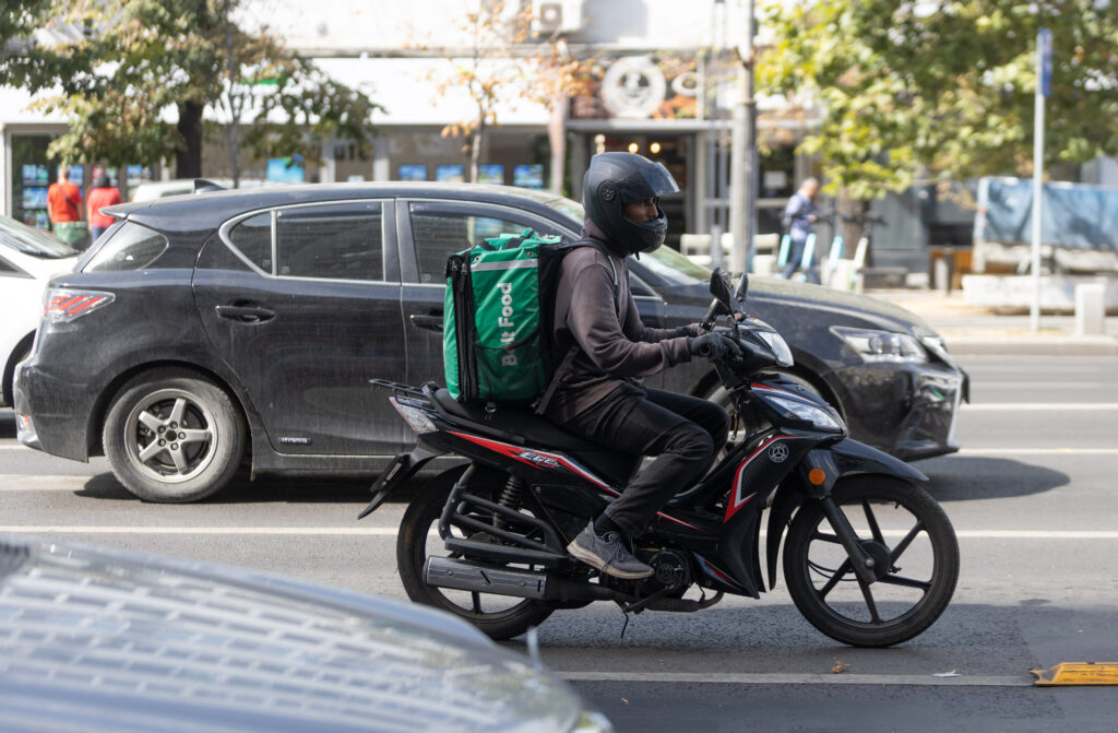 Atac brutal asupra unui livrator străin, în București. VIDEO
