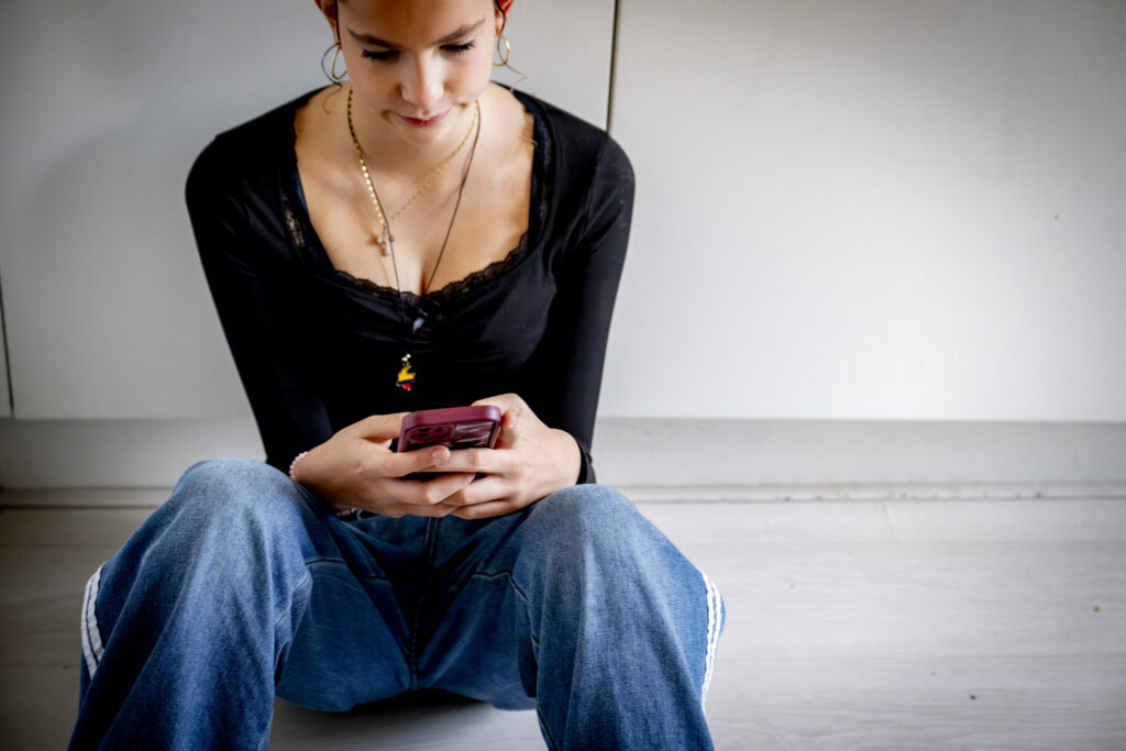 Medic: „Nu atingeți telefonul mobil în primele 60 de minute după trezire”