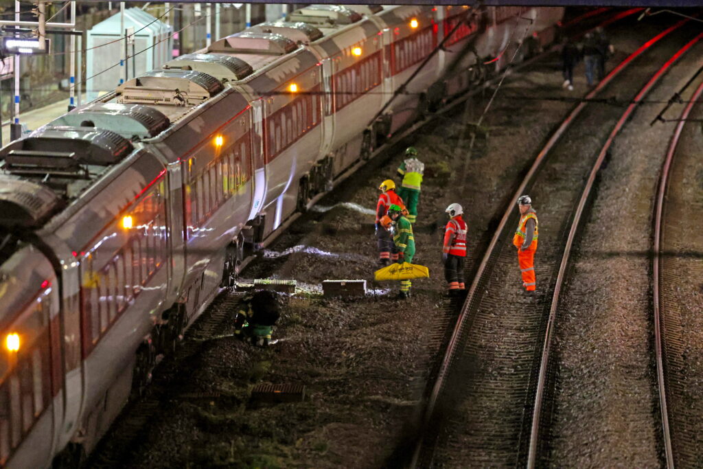 Marea Britanie: Bărbat acuzat de 11 tentative de omor după atacul cu cuțitul din tren. Incidentul a șocat întreaga țară.