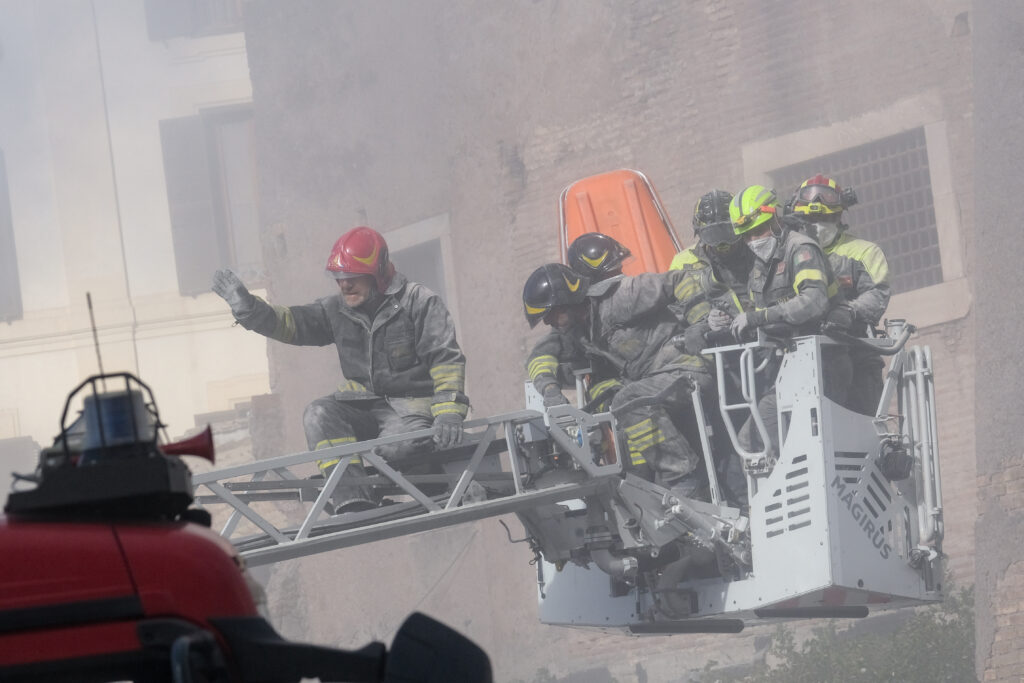 Surse – Muncitorul român salvat de sub dărâmăturile turnului din Roma a murit