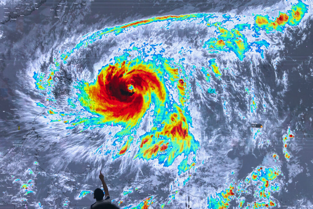 Cel puţin doi oameni au murit după ce „supertaifunul” Fung-wong a lovit Filipine