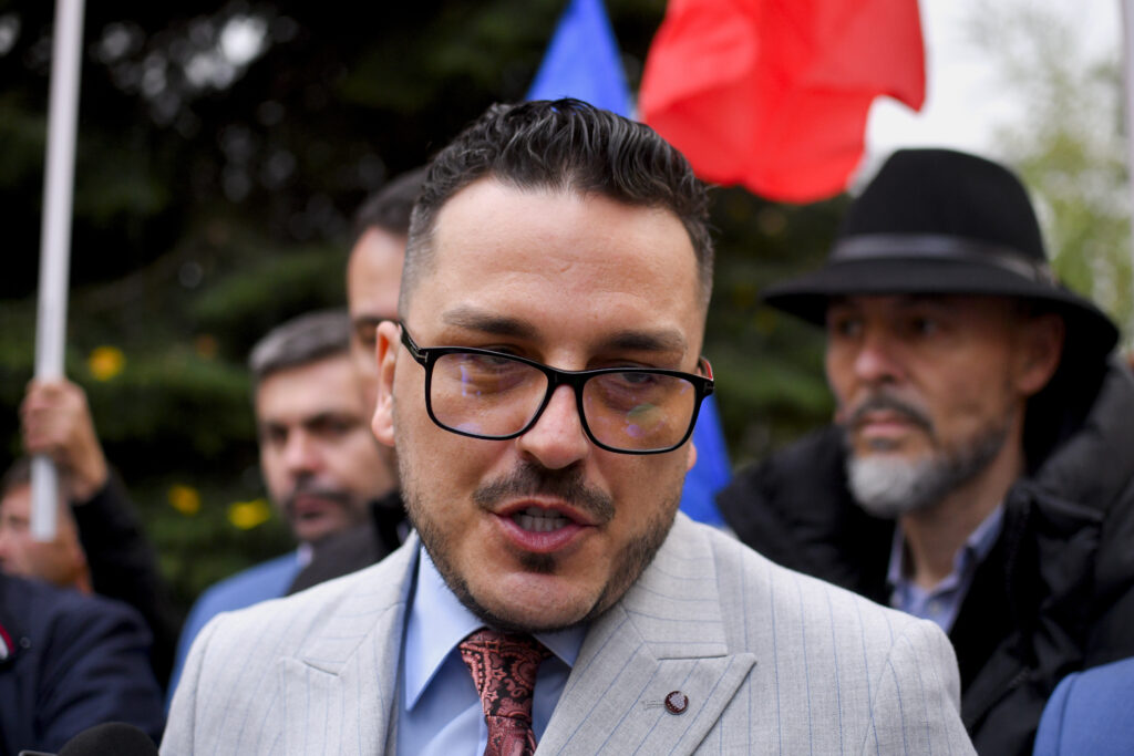 Va mai apărea Makavelli pe buletinele de vot după ce s-a retras?