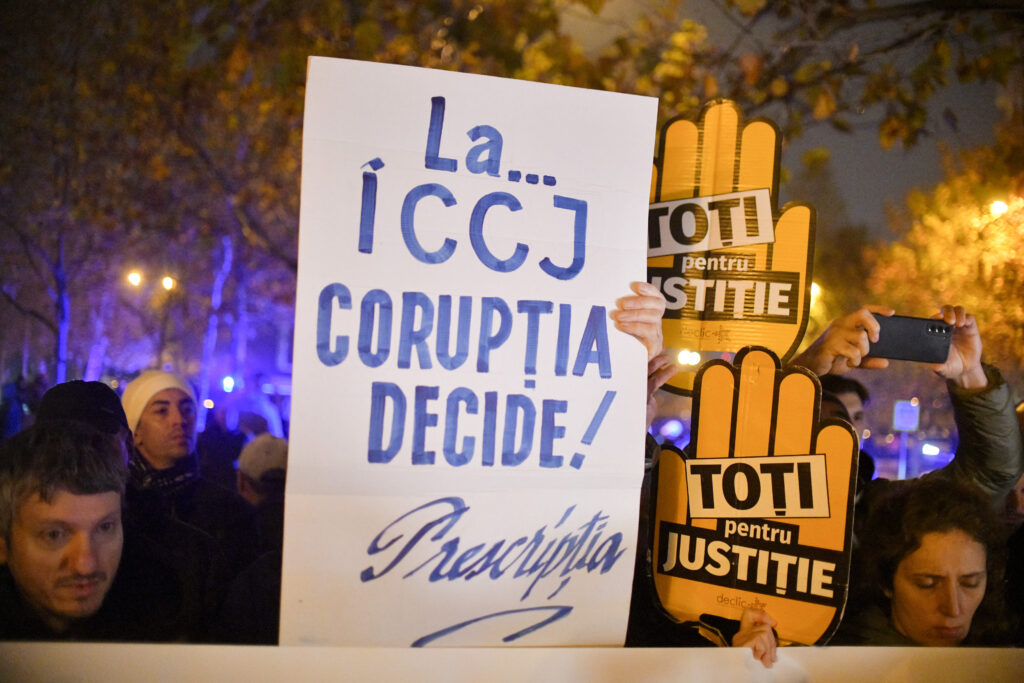 Protest în fața Curții Supreme de Justiție față de deciziile șefei ICCJ: „Savonea, nu uita! Va veni și ziua ta”