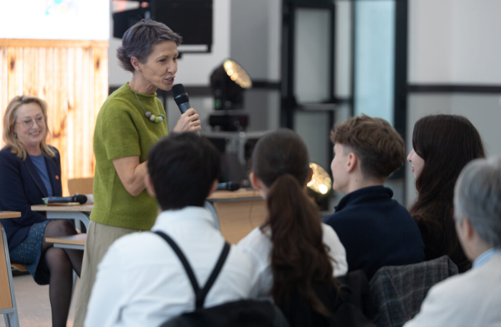 Mai puțin de jumătate dintre elevii români au o viziune optimistă despre viitorul lor profesional. Salvați Copiii a lansat o platformă interactivă de orientare vocațională