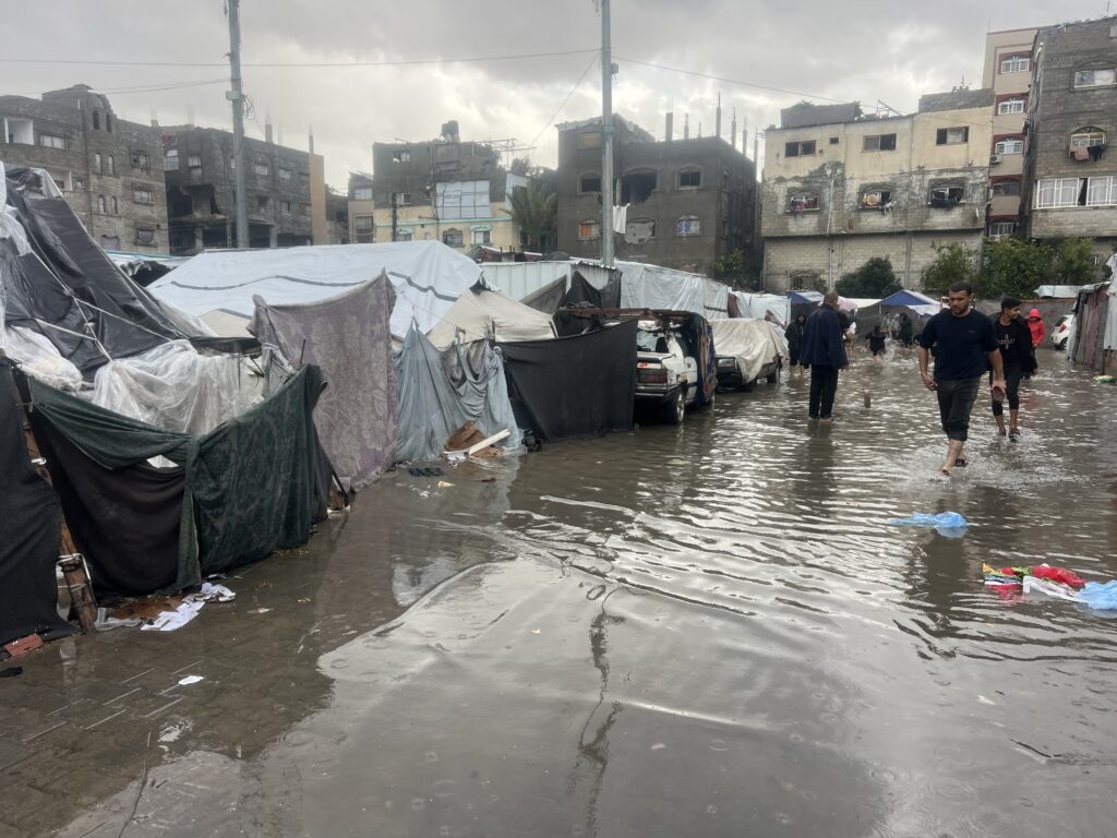 Gaza sub bombardamente și inundații: O „pace” care arată ca un nou război