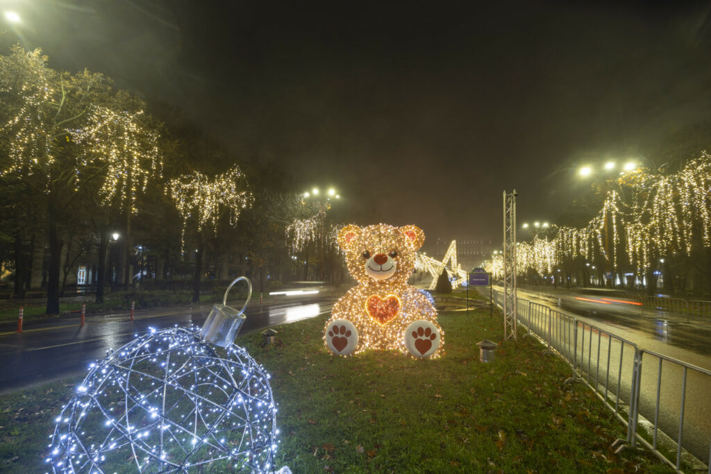 Bucureștiul se luminează de sărbători: peste 7 milioane de LED-uri aprinse în Capitală