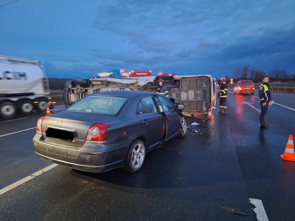 Un microbuz s-a răsturnat în județul Sibiu. 12 persoane sunt implicate, a fost activat Planul Roșu de Intervenție