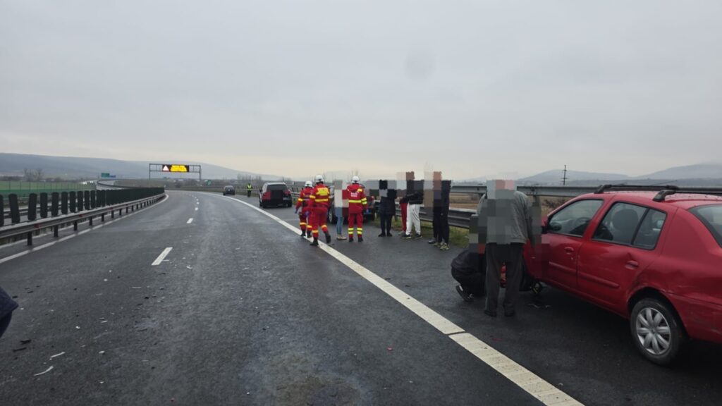 Accident pe A10 în Alba: patru mașini s-au ciocnit, o femeie a rămas încarcerată