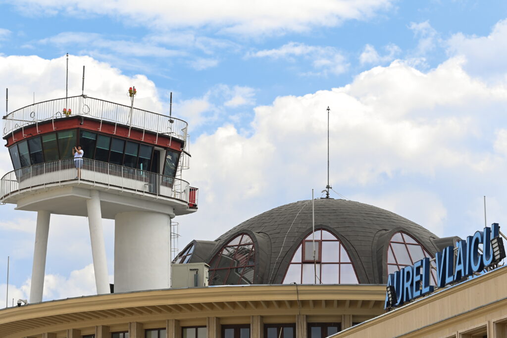 Flăcări sub o aeronavă Wizz Air. Incident pe aeroportul Băneasa. Pasageri evacuați