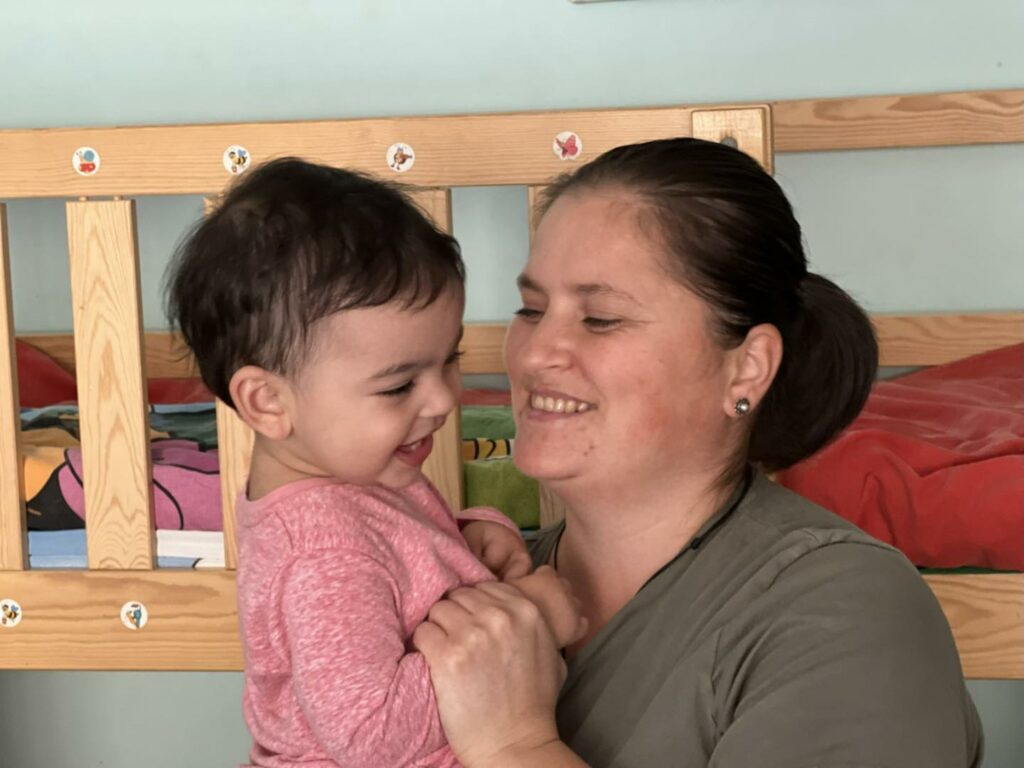 Abandonat în maternitate, un bebeluș a fost adoptat de o familie din Sibiu, care mai are 5 copii: „Doar când este sărăcie vezi cu adevărat ajutorul lui Dumnezeu”