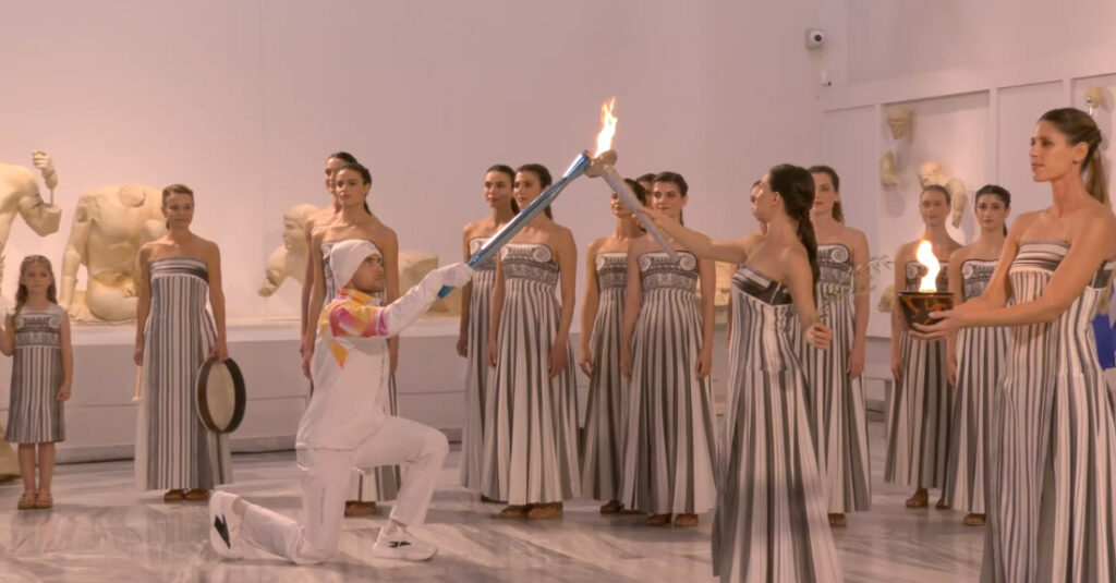 Torța olimpică pentru JO 2026 a fost aprinsă la Atena în interiorul Muzeului Arheologic, fără public