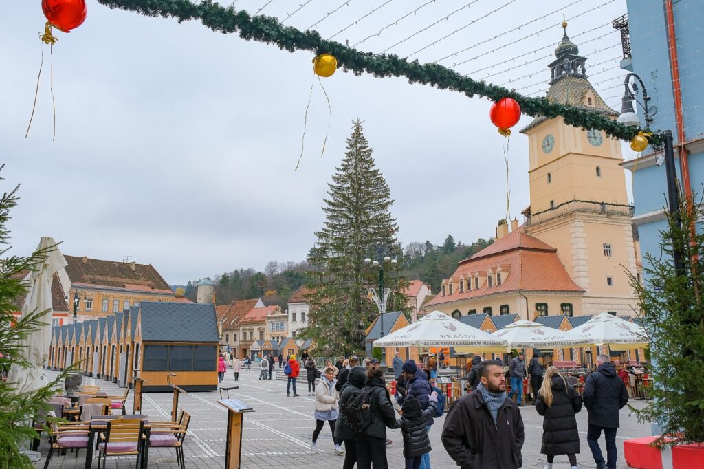 200.000 de beculețe și 5.000 de globuri pe bradul de Crăciun din Piața Sfatului