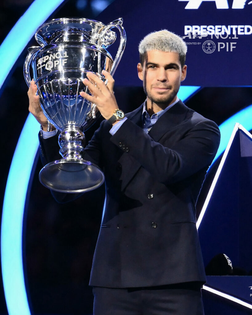 Carlos Alcaraz primește trofeul ATP pentru încheierea anului pe locul 1 mondial
