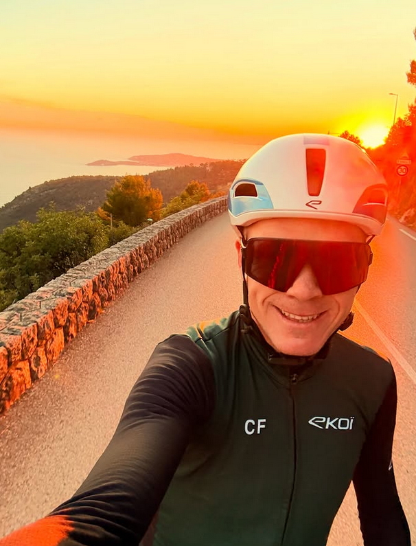 Chris Froome, câștigător de 4 ori în Turul Franței, revine pe bicicletă după accidentul din vară