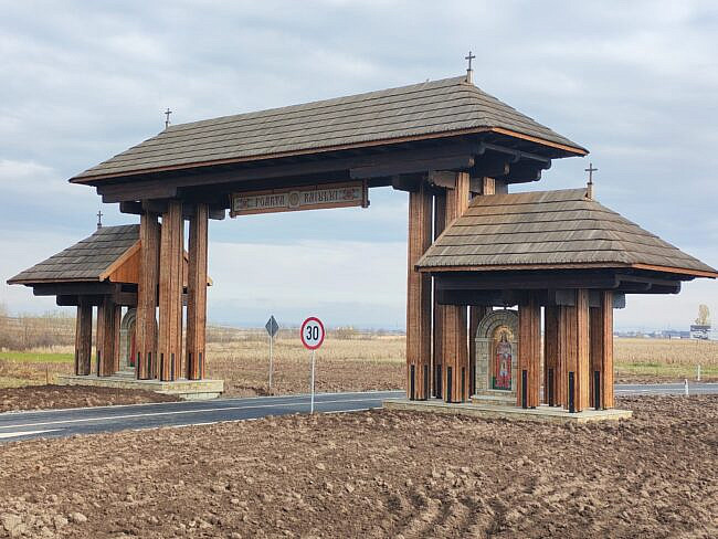 „Poarta Raiului” există și în realitate. Primarul comunei: Locuitorii să simtă faptul că tindem toți spre Rai