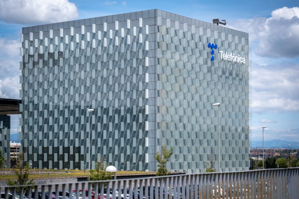 Telefonica, firma spaniolă care vrea să cumpere Digi, suferă cea mai mare cădere la bursă din istoria sa