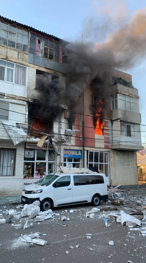 Explozie urmată de incendiu într-un bloc din Brăila. Flăcări uriașe