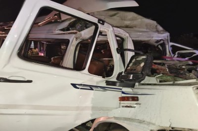 India: Un microbuz cu pelerini a intrat într-un camion parcat. Cel puțin 15 oameni au murit