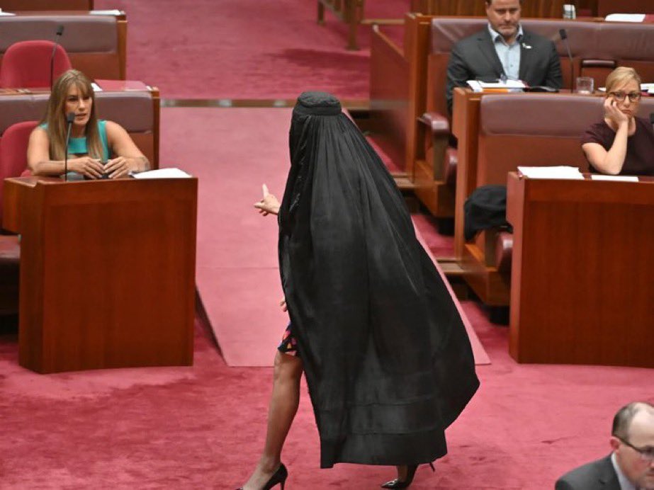 Scandal politic în Australia. O senatoare este acuzată de islamofobie după ce a apărut purtând burqa în plen