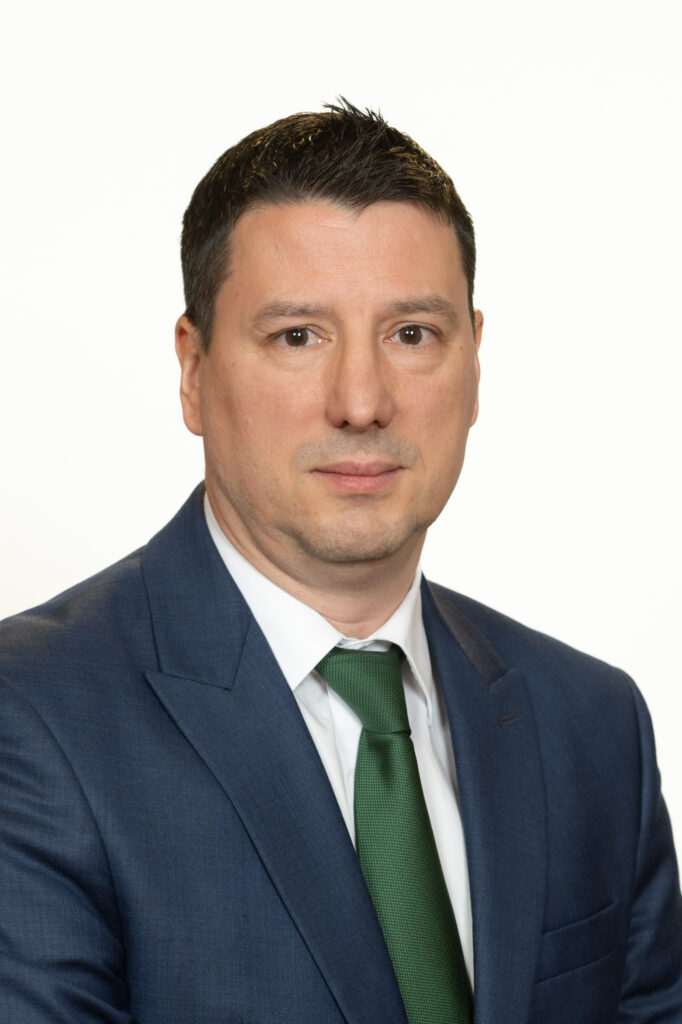 Un senator și-a însușit rucsacul cu bani uitat în recepția unui hotel din Piatra Neamț