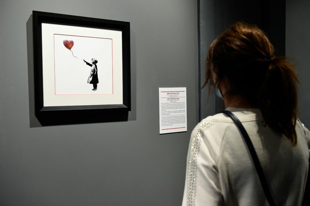 Un bărbat care a furat o pictură a lui Bansky din Londra, condamnat la 13 luni de închisoare