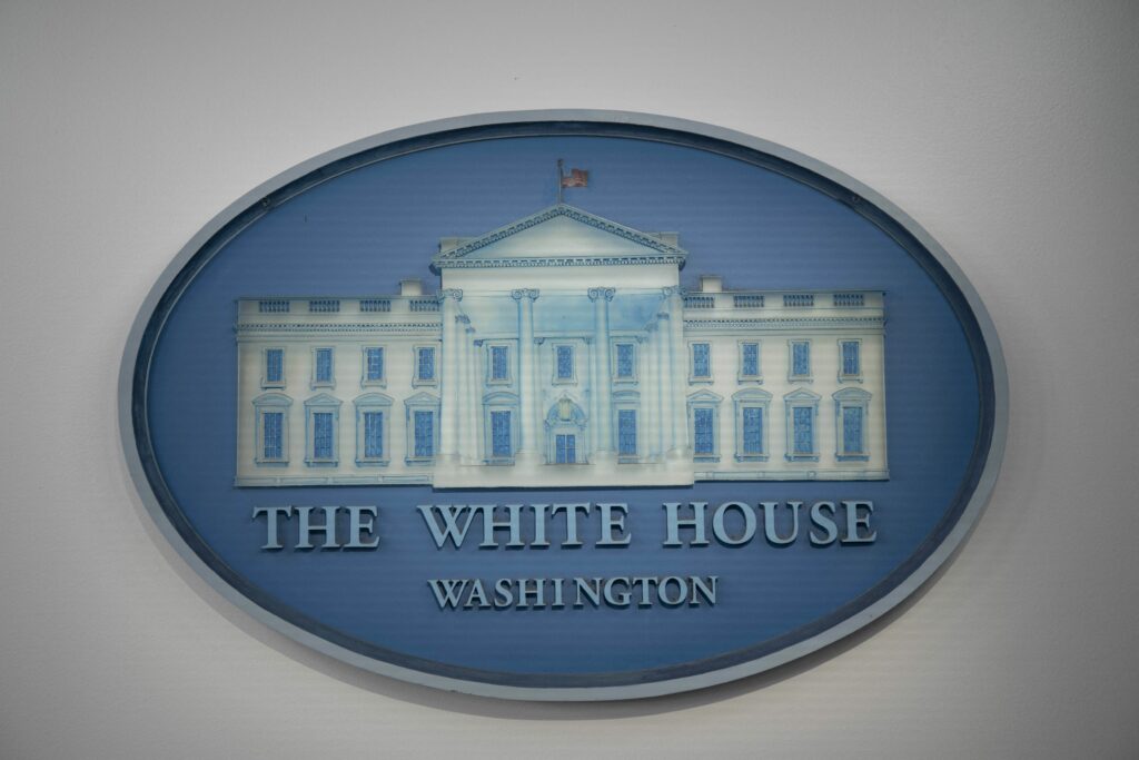 Casa Albă reacționează la e-mailurile lui Epstein care invocă numele lui Trump: „O narațiune falsă cu scopul de a-l discredita pe președinte”