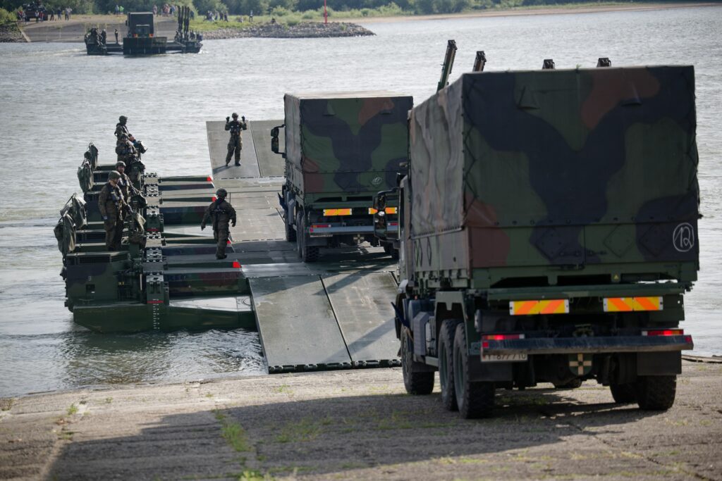 UE vrea să creeze un sistem rapid pentru transportul militar transfrontalier în situații de urgență