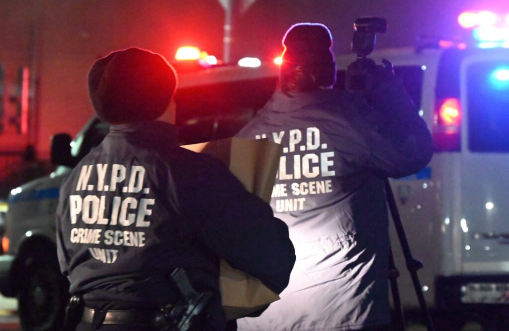 Incident armat în New York. Un bărbat care amenința trecători și spunea că urma să atace un spital a fost împușcat de polițiști