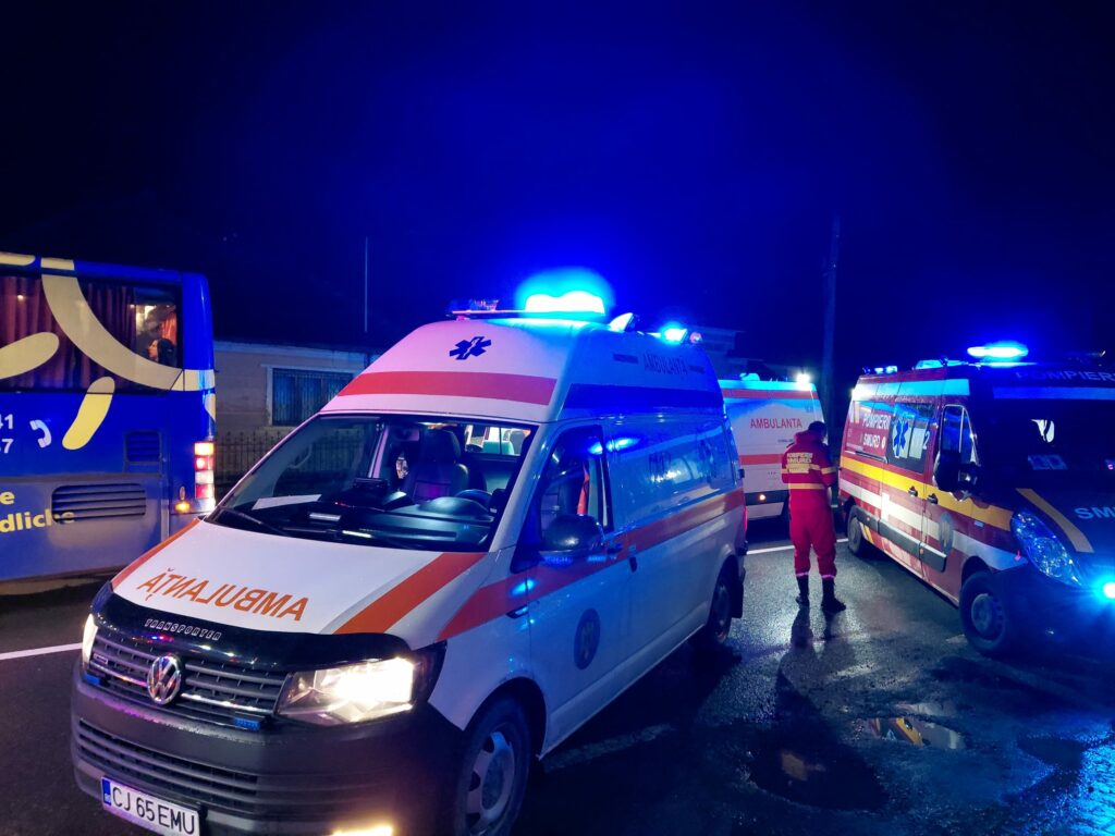 Trei tineri spulberați de o mașină pe un drum din Cluj