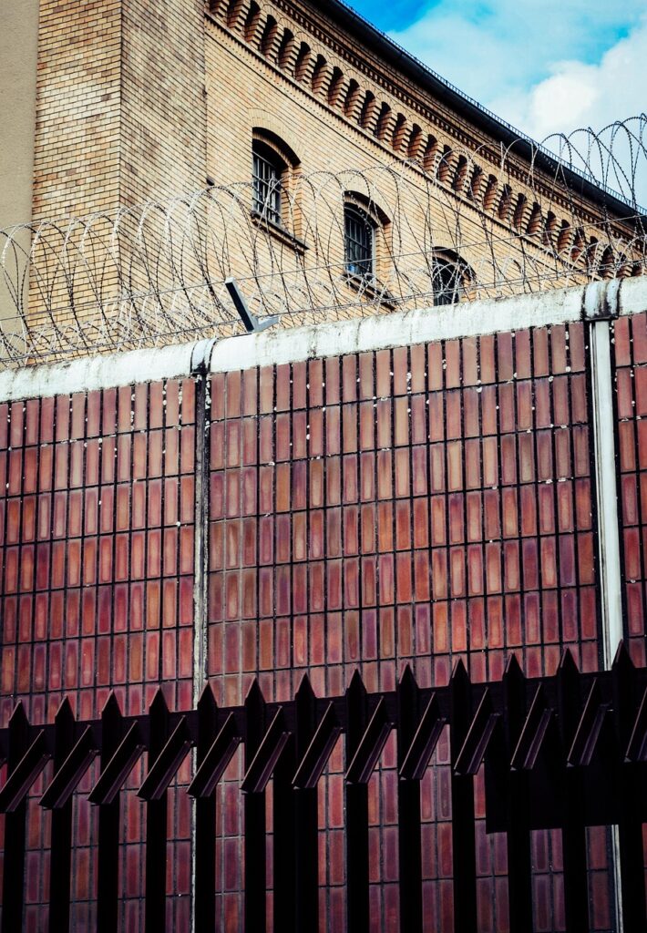 Copii închiși la școala de corecție de la Buziaș, torturați de gardieni. Ancheta este în desfășurare